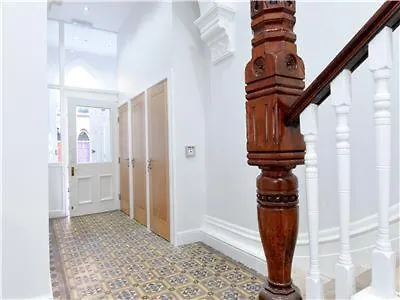8, The Keyes Apartment *